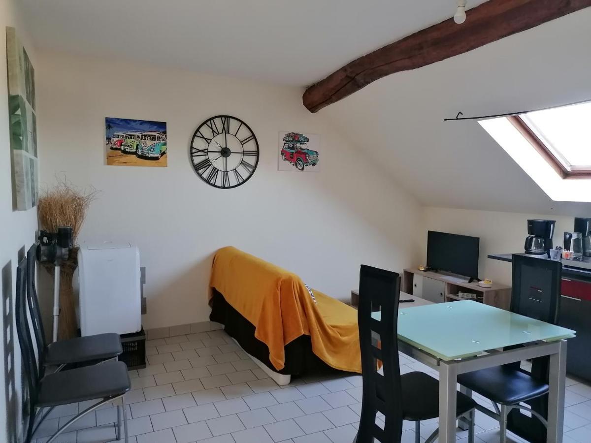 Appartement Climatise Avec Parking Prive A Doue La Fontaine Bagian luar foto