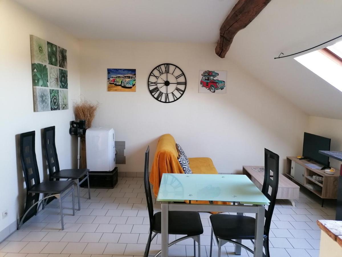 Appartement Climatise Avec Parking Prive A Doue La Fontaine Bagian luar foto