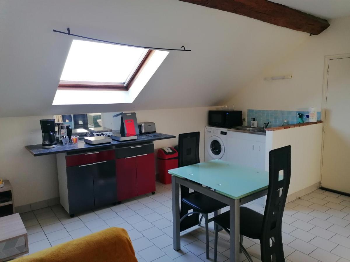 Appartement Climatise Avec Parking Prive A Doue La Fontaine Bagian luar foto