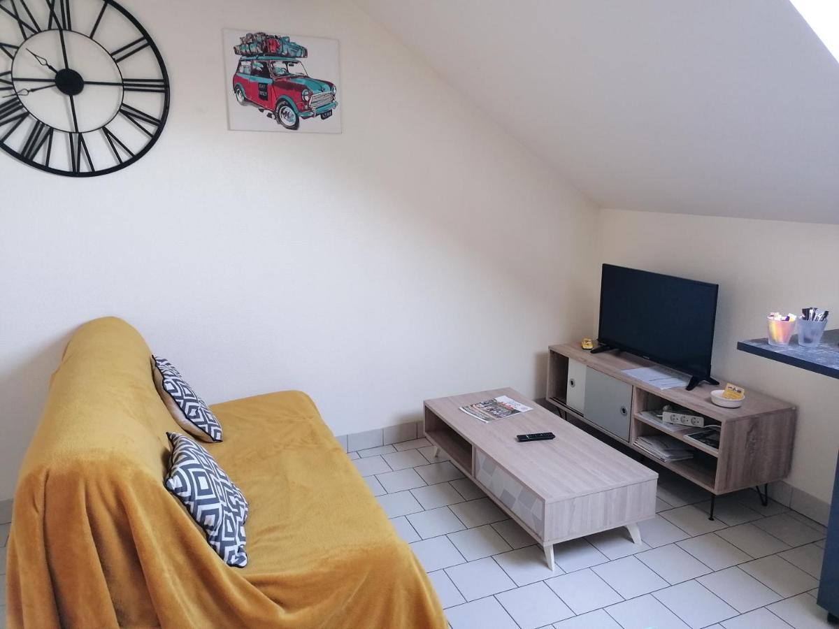 Appartement Climatise Avec Parking Prive A Doue La Fontaine Bagian luar foto